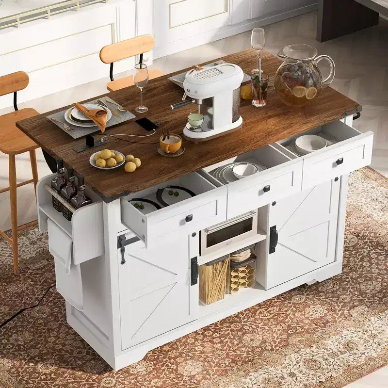 Îlot de cuisine rustique de 53,7 pouces avec prises de courant, doubles portes coulissantes avec étagères pliantes, étagère à épices sur roulettes, blanc