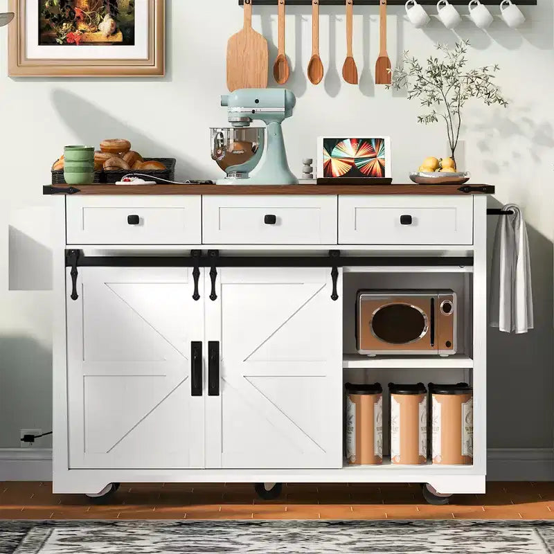 Îlot de cuisine rustique de 53,7 pouces avec prises de courant, doubles portes coulissantes avec étagères pliantes, étagère à épices sur roulettes, blanc