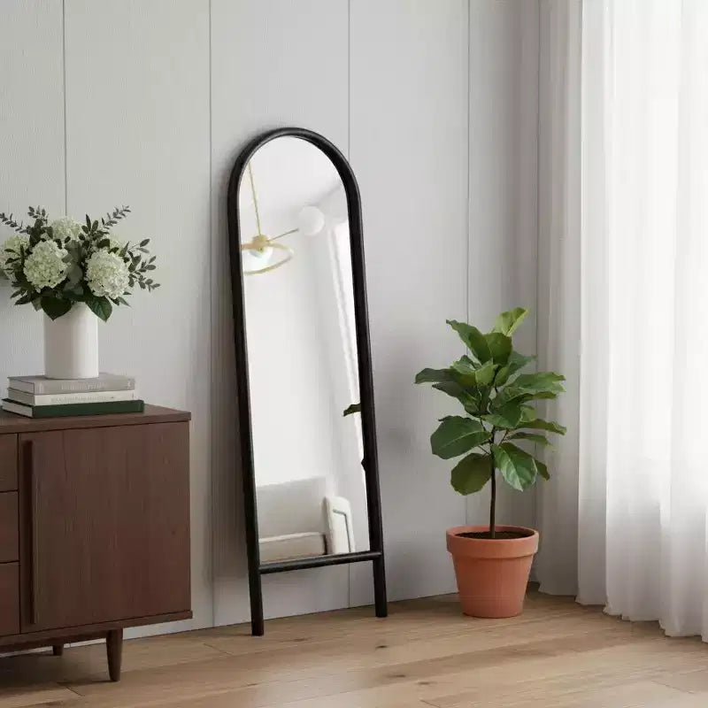 Miroir pleine longueur encadré en bois massif noir 64 po à échelle inclinable en arc