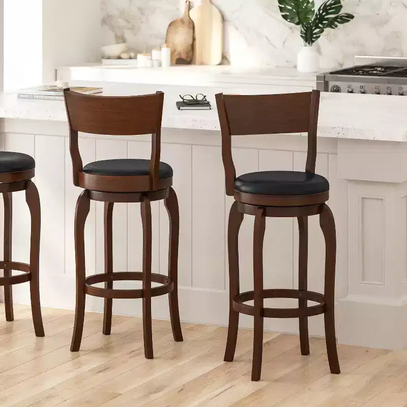 Tabouret de bar pivotant classique en bois à dossier ouvert avec siège rembourré et repose-pieds intégré