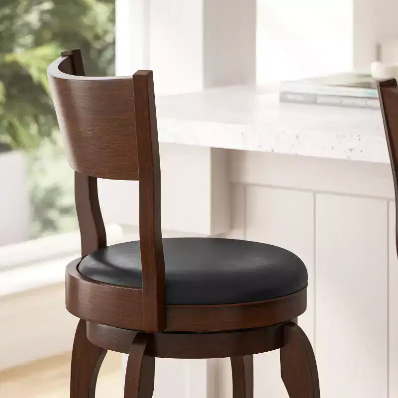 Tabouret de bar pivotant classique en bois à dossier ouvert avec siège rembourré et repose-pieds intégré